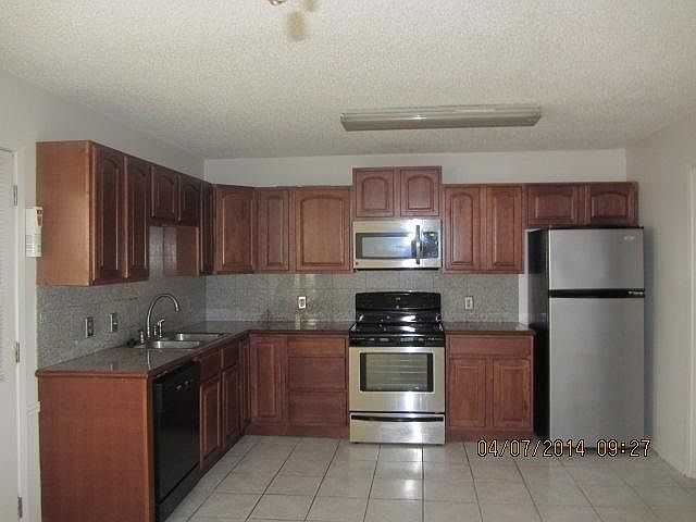 Large Kitchen 20' X 11'. Icemaker in Refrigerator. Stove wit