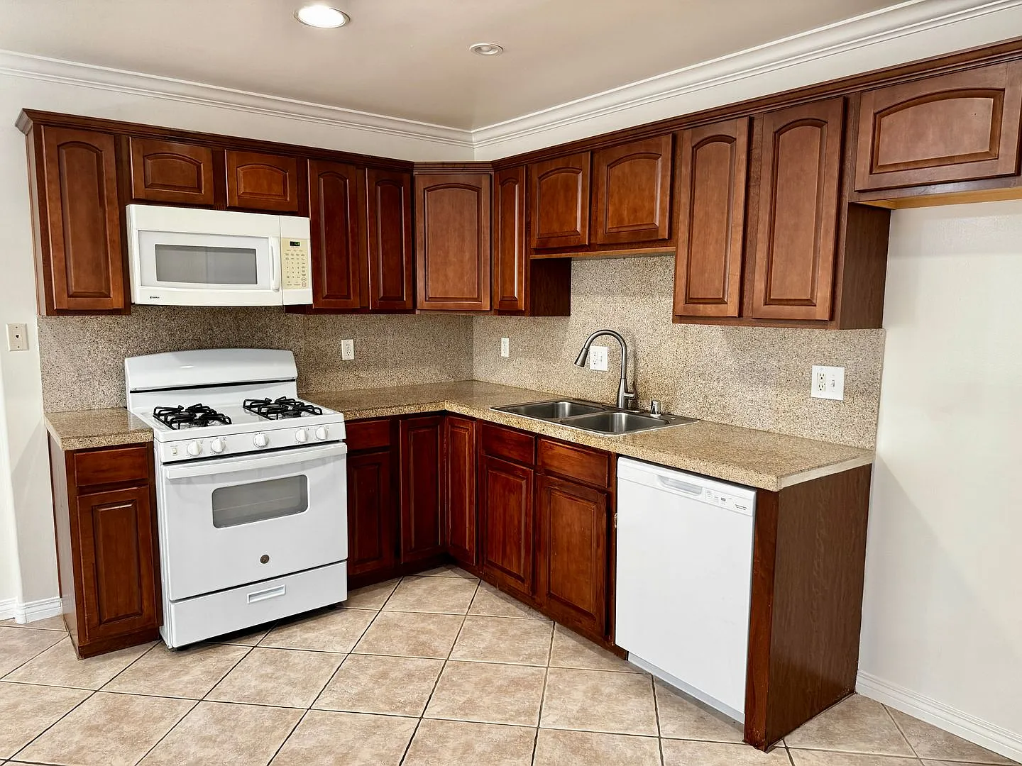 Spacious 2 bedroom condo in Van Nuys — Photo 1