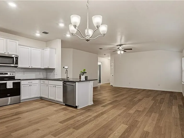 2405 Elba Dr — Photo 2