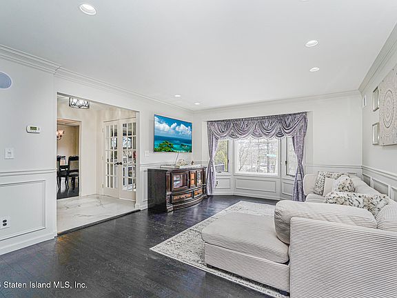5th image of 501 Edgegrove Ave