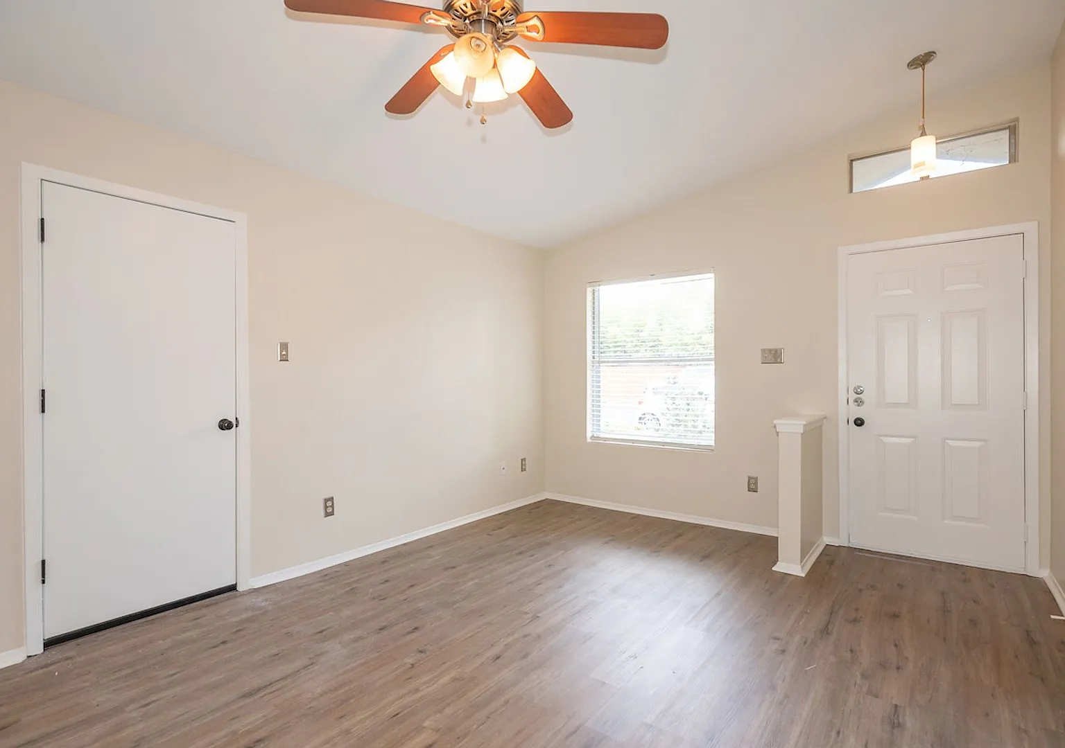 Charming 2-Bedroom Home in North Austin. — Photo 2