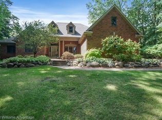 2572 Valley Oaks Dr, White Lake, MI