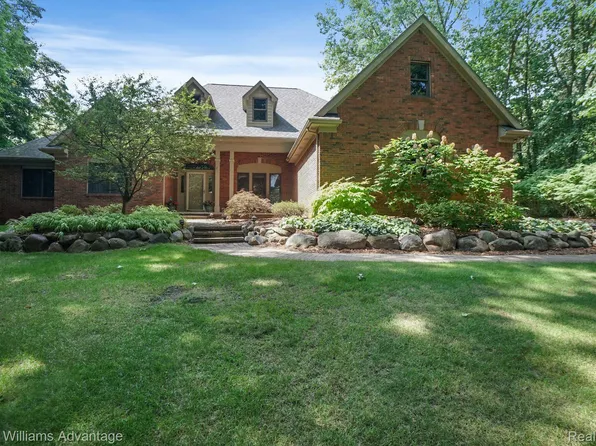 2572 Valley Oaks Dr, White Lake, MI 48383
