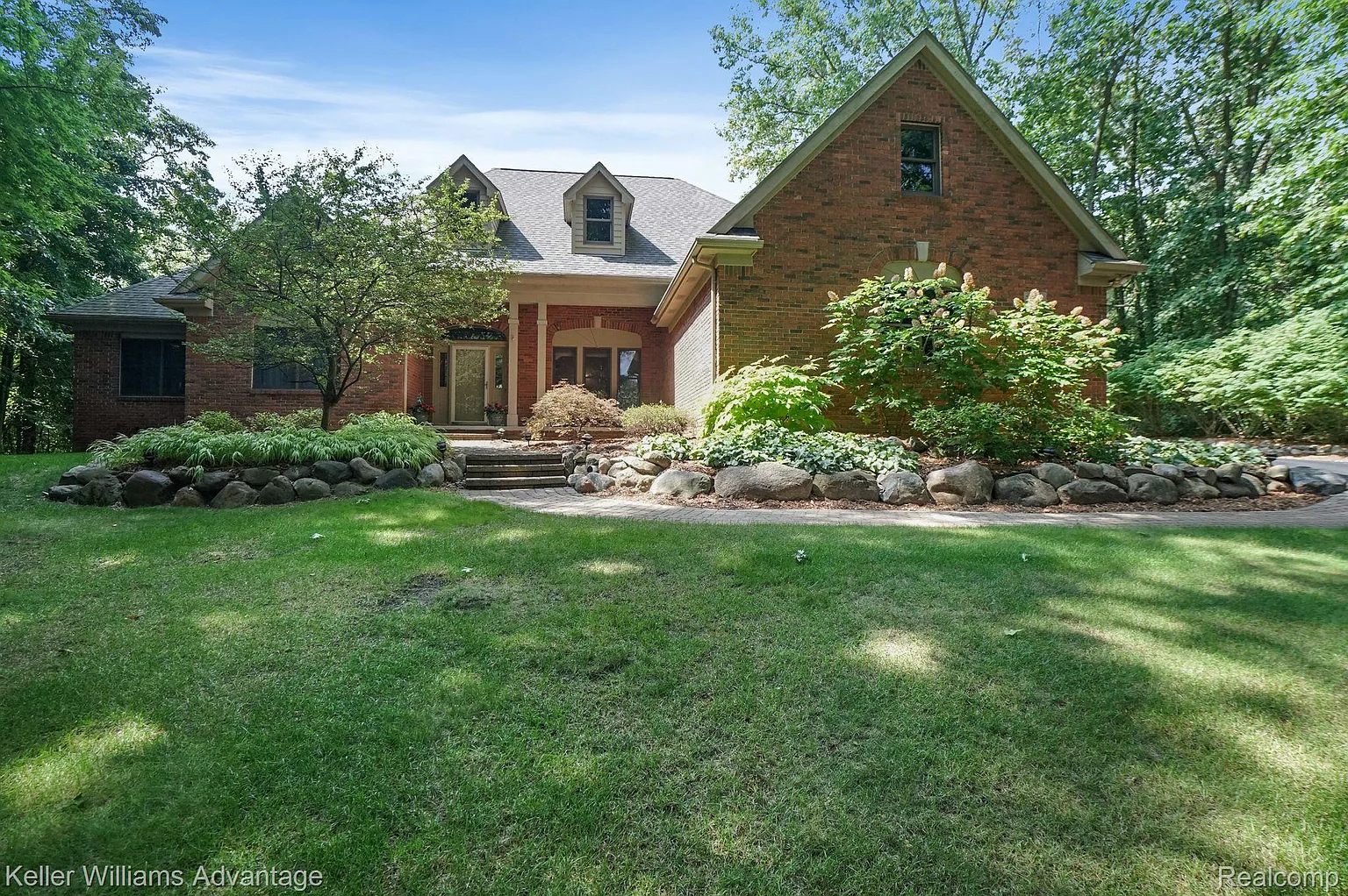 2572 Valley Oaks Dr photo 1