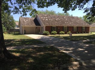 548 Schwarz Rd, Lawrence, KS 66049