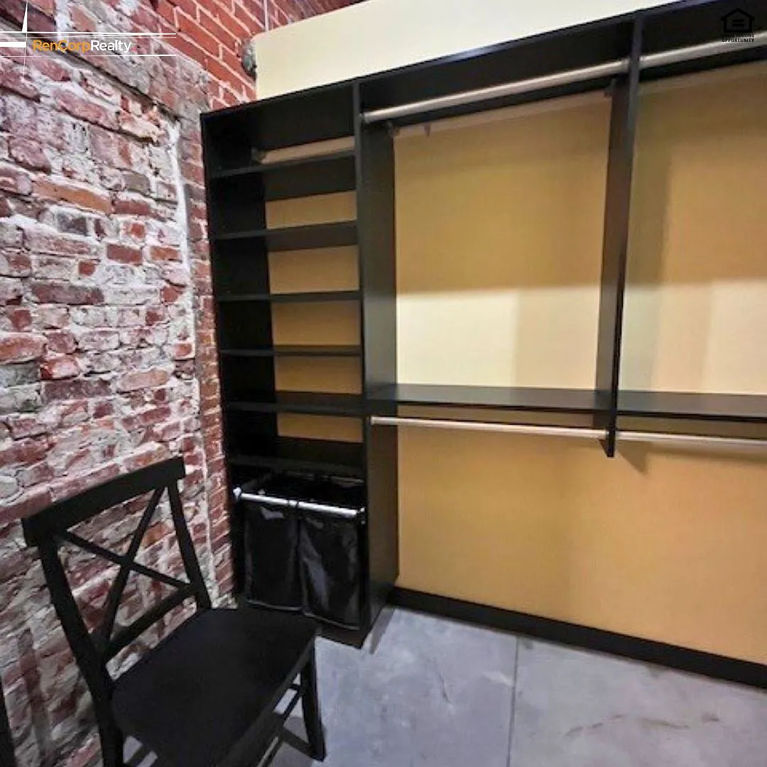 152 S Jefferson St — Photo 4
