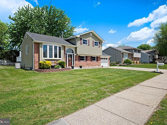 4th image of 18 Canterbury Dr