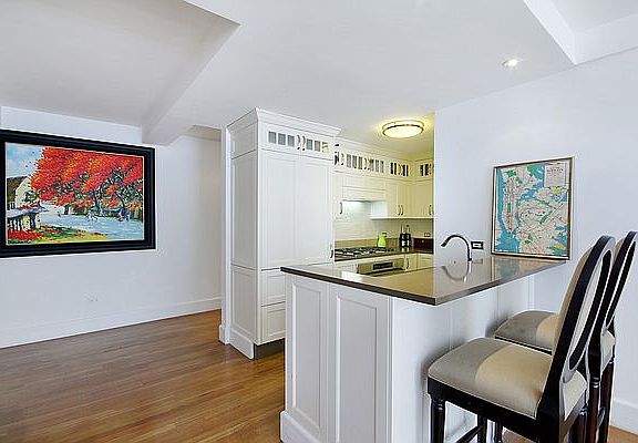4th image of 27 W 72nd St #805