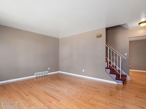 4th image of 33 Ledgewood Drive