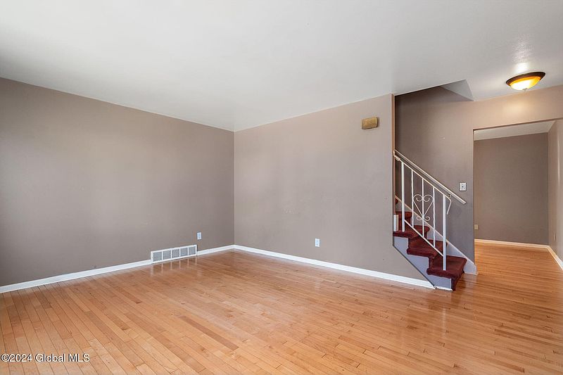 4th image of 33 Ledgewood Drive