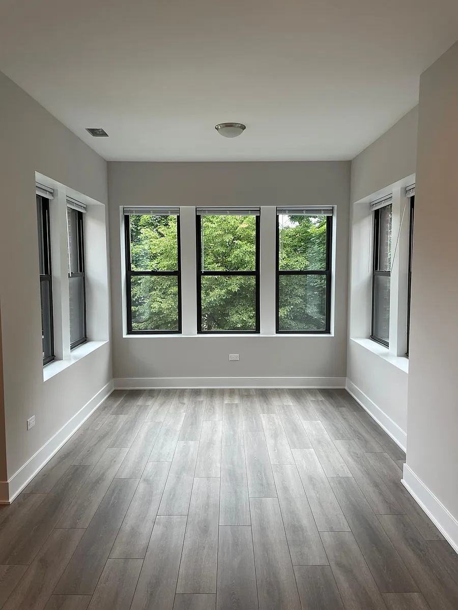 Building Photo - 6512 N Bosworth Ave #4