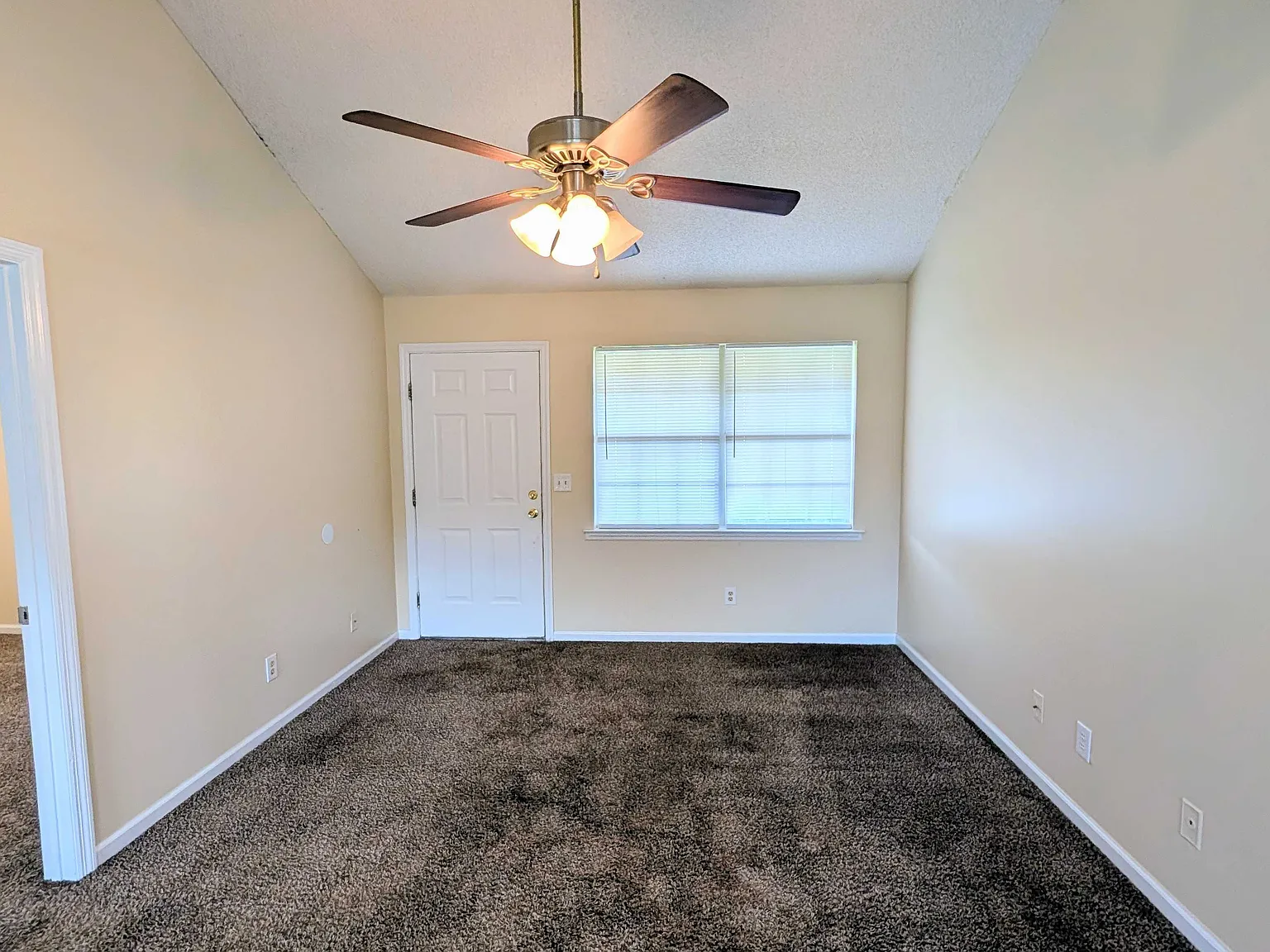 3 Bed, 2 ba, 1 car garage, Fence — Photo 2