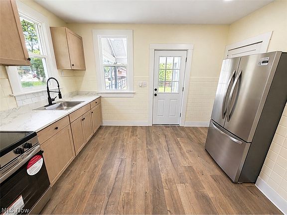 4th image of 728 Woodlawn Ave
