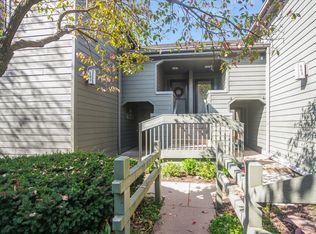 468 Valley View Rd APT A, Lake Barrington, IL 60010