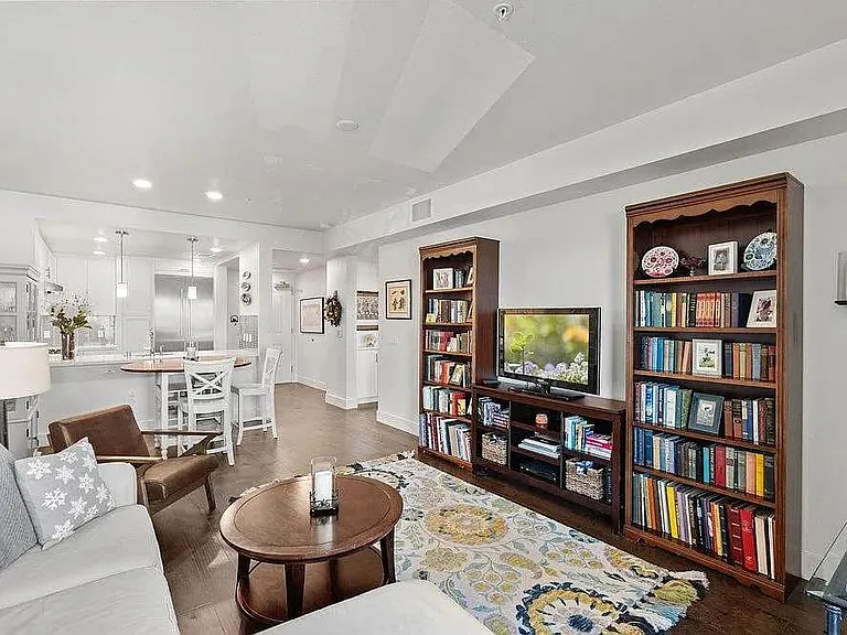657 Walnut St #411 — Photo 3