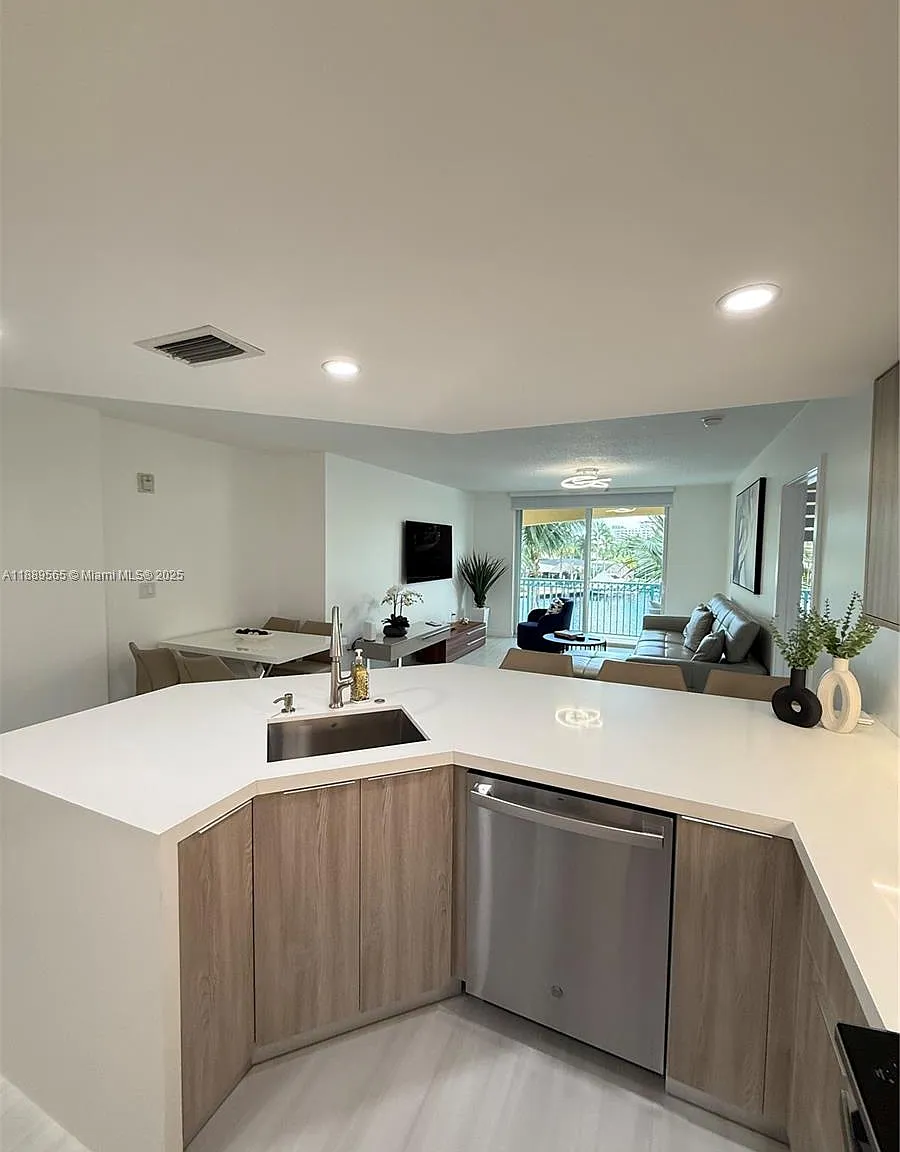 Hallandale Beach Private — Photo 3