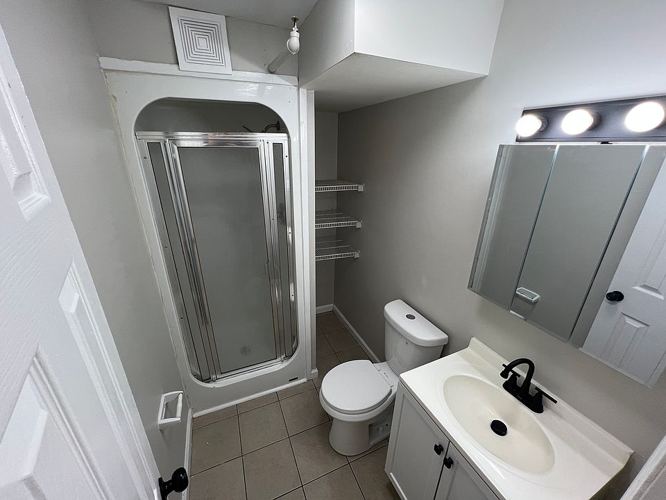 Full Bathroom #1