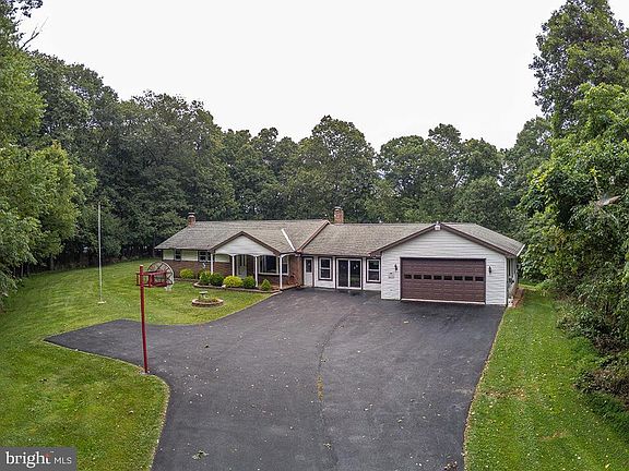 3rd image of 27 Dogwood Dr