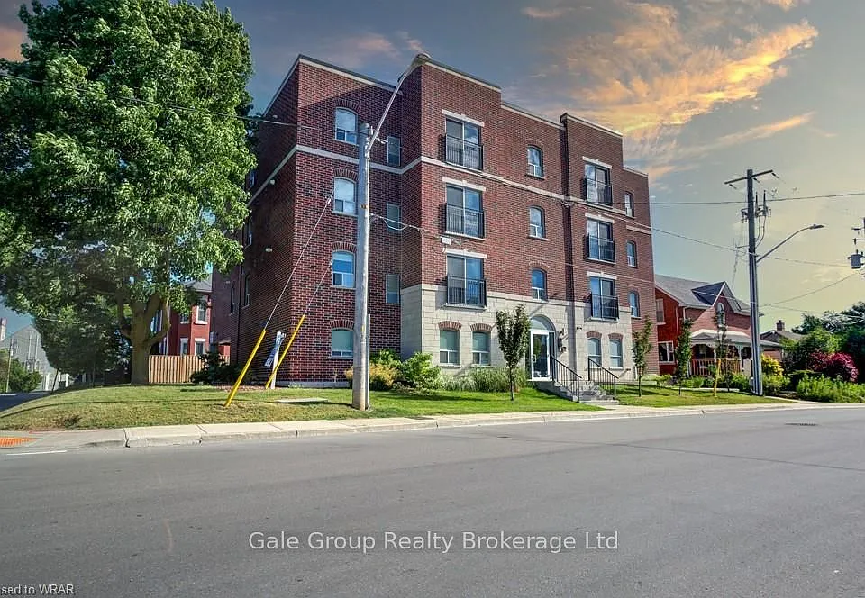 34 Brock St W #203