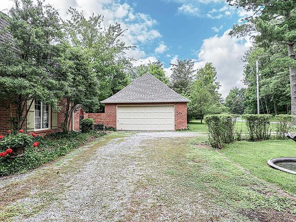 4th image of 598 Woodland Dr