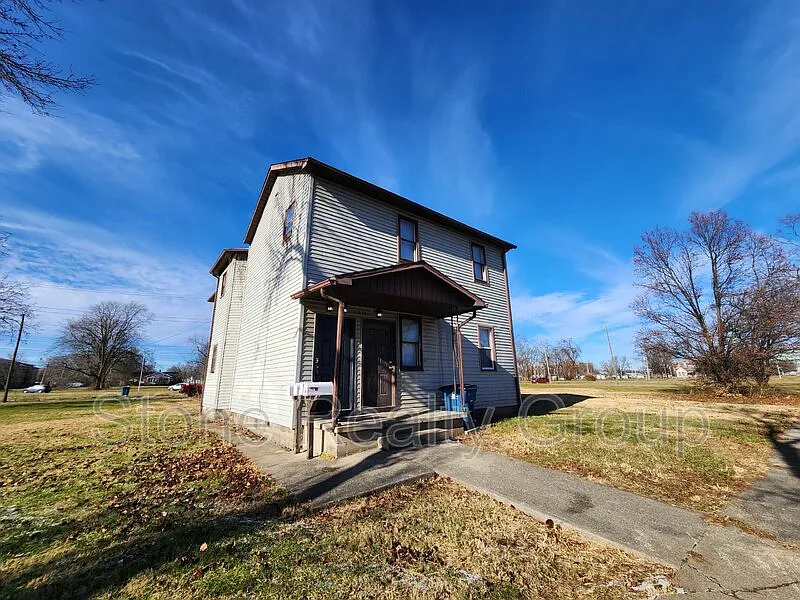 3 bed, 1.0 bath, $750 — Photo 1