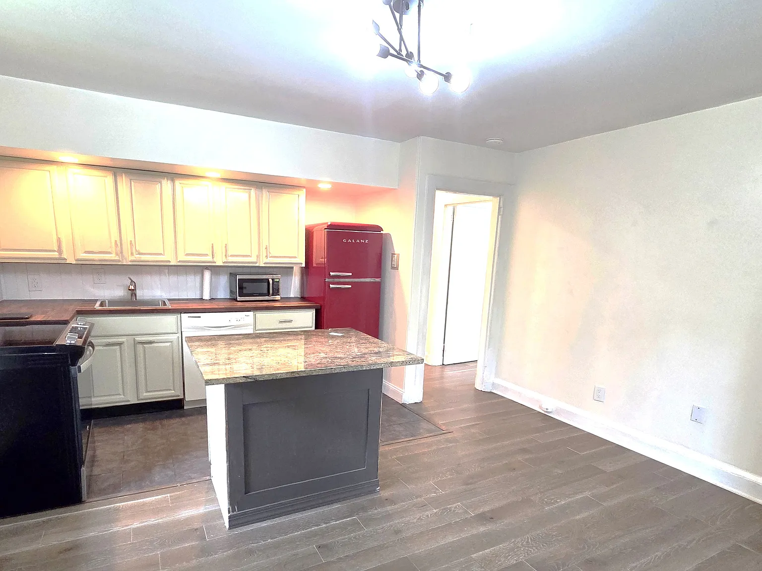 3 bed, 1500 sqft, $2,400 — Photo 2