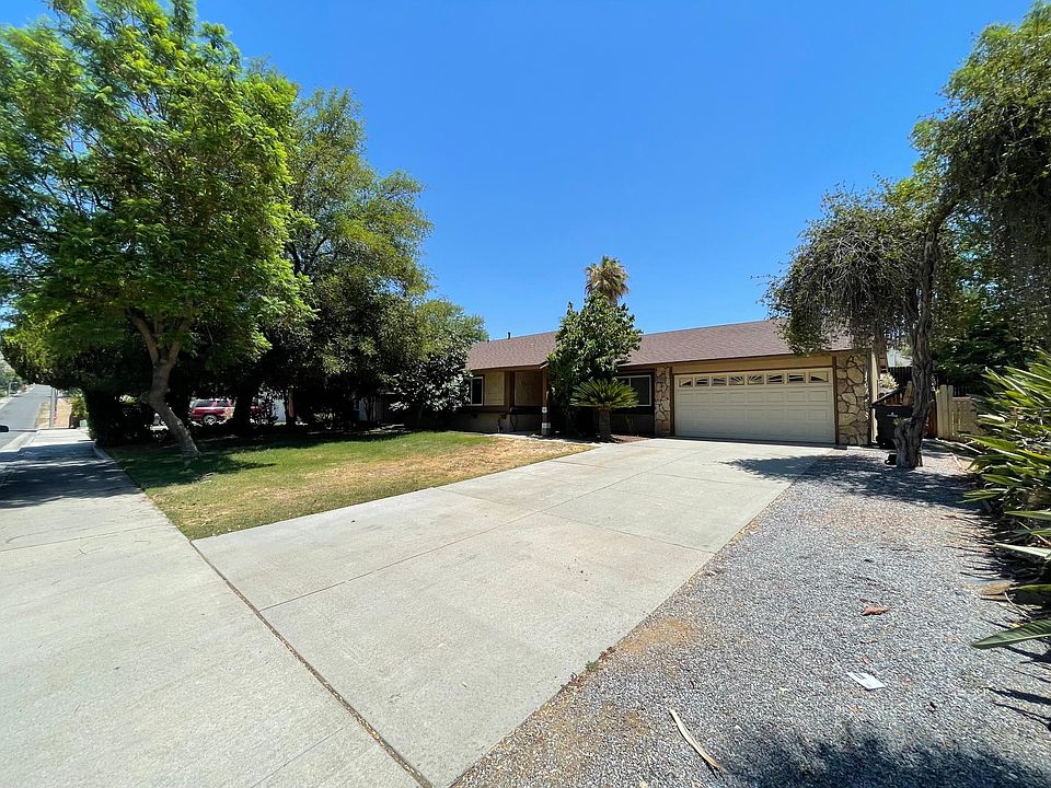 Front view with driveway