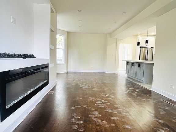 3rd image of 4107 W Addison St