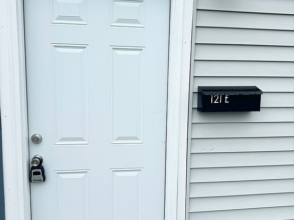 2nd image of 121 Oak St #E