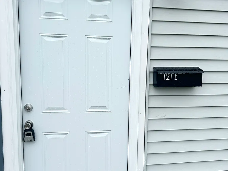 121 Oak St #E — Photo 2