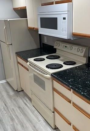 3rd image of 828 Oakleigh Ave APT 13