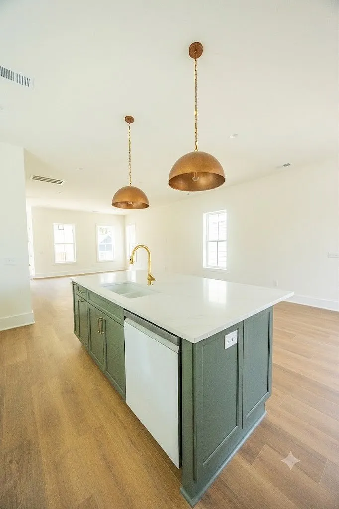 4 bed, 3.5 bath, 2377 sqft, $7,200 — Photo 4