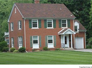 1925 S Wiggins Ave, Leland Grove, IL 62704