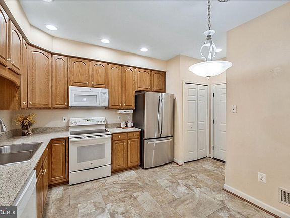 4th image of 233 N View Cir