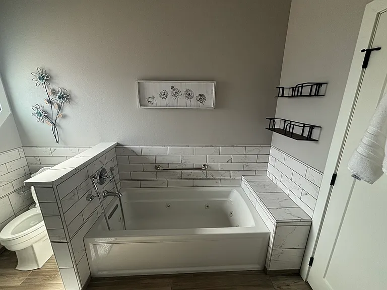 Kohler jetted tub in main bath