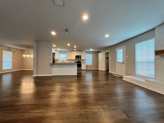 5th image of 203 Acorn Tree Ct
