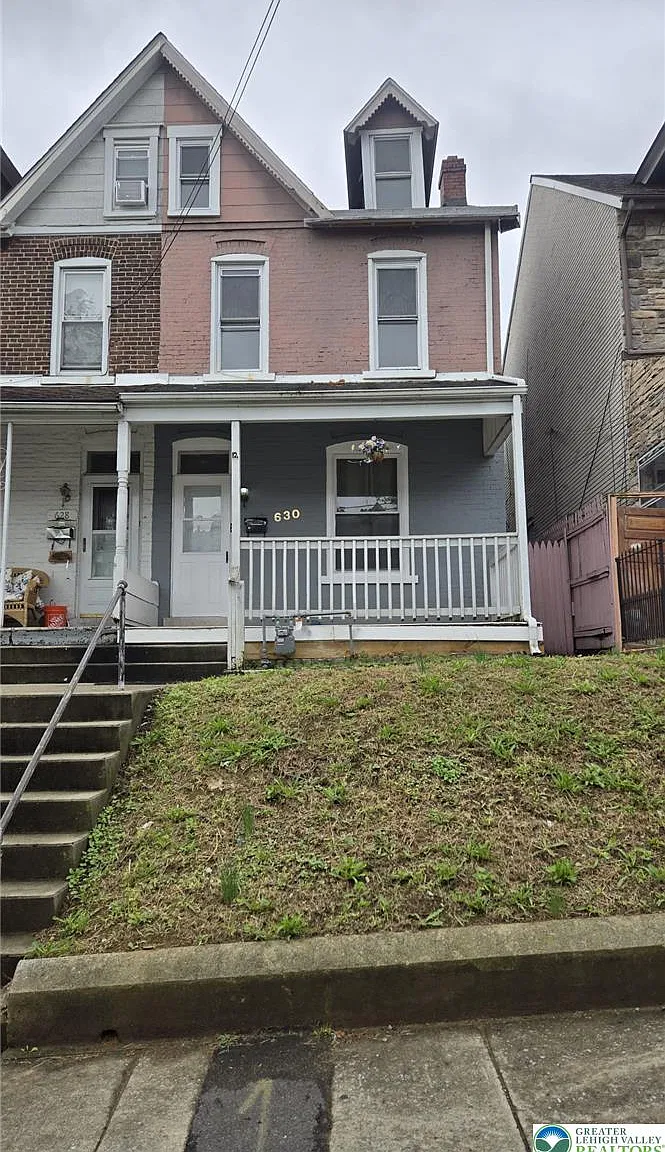 4 bed, 1.0 bath, 672 sqft, $1,900 — Photo 1