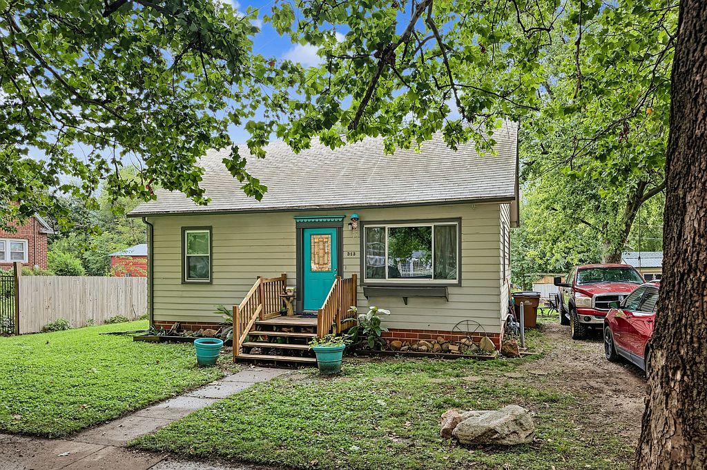 313 NE Jacob St - Property Image