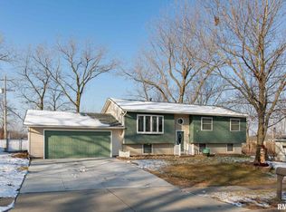 8104 10th St W, Rock Island, IL
