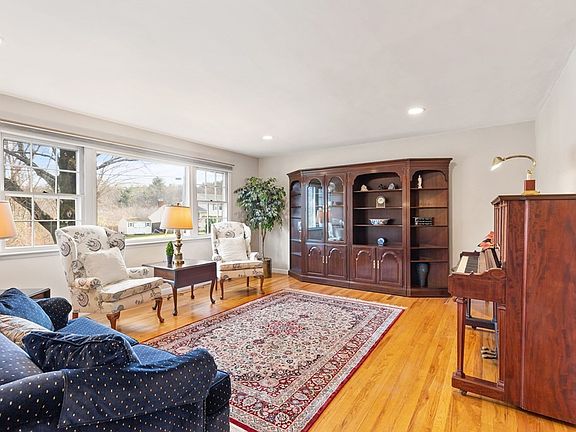 5th image of 22 Westfield Dr