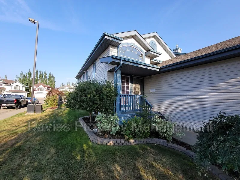 4 bed, 3.0 bath, 1218 sqft, $2,200 — Photo 2