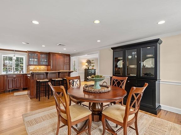 5th image of 42 Christina Ct