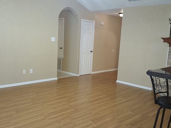 4th image of 2713 Vancouver Dr