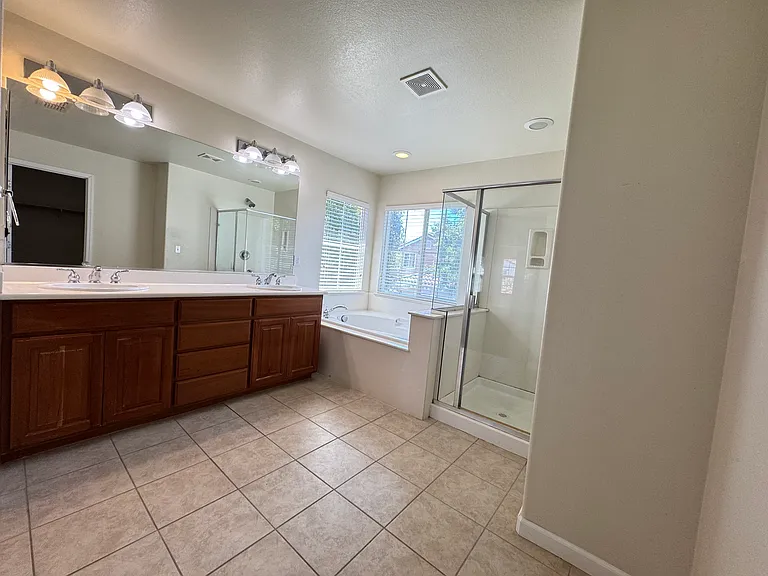Master Bathroom w/ Double Vanity, Separate Tub and Walk-in Shower
