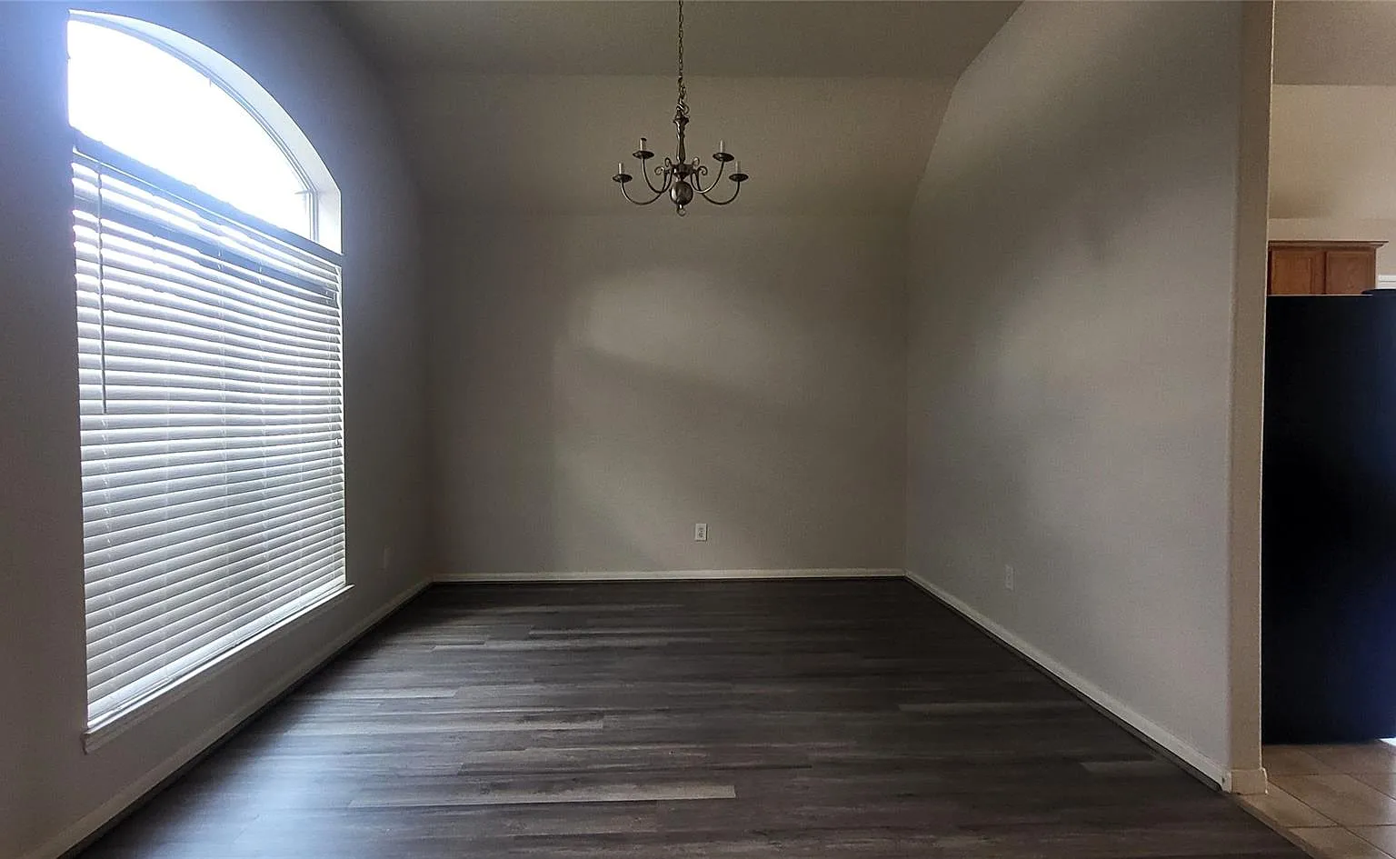 3 bed, 2.5 bath, 2303 sqft, $2,300 — Photo 3