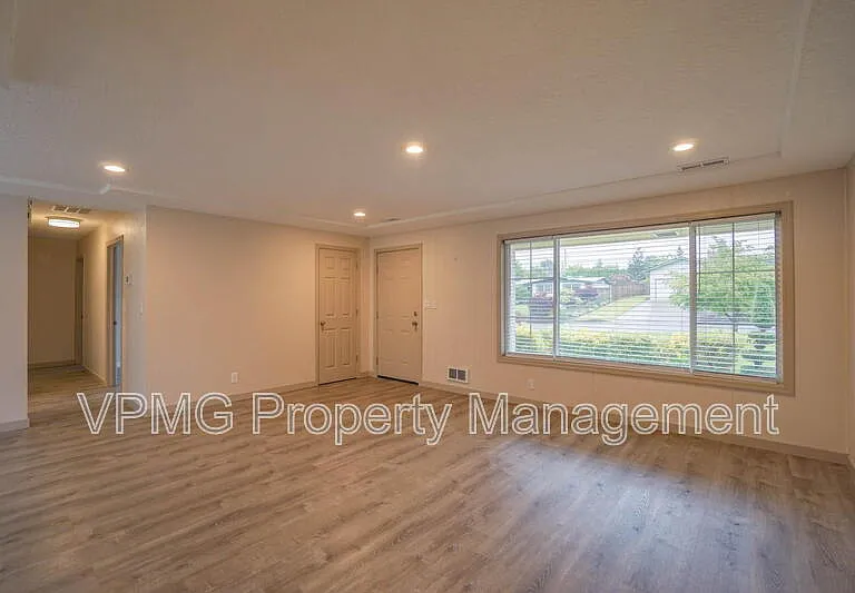 5404 NE 45th St — Photo 7
