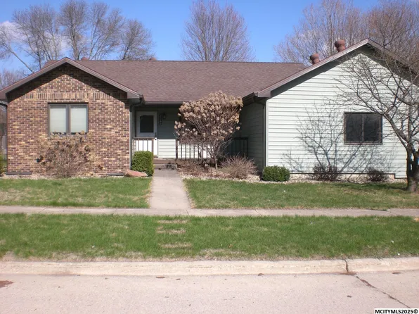 2166 Springview Dr, Mason City, IA 50401