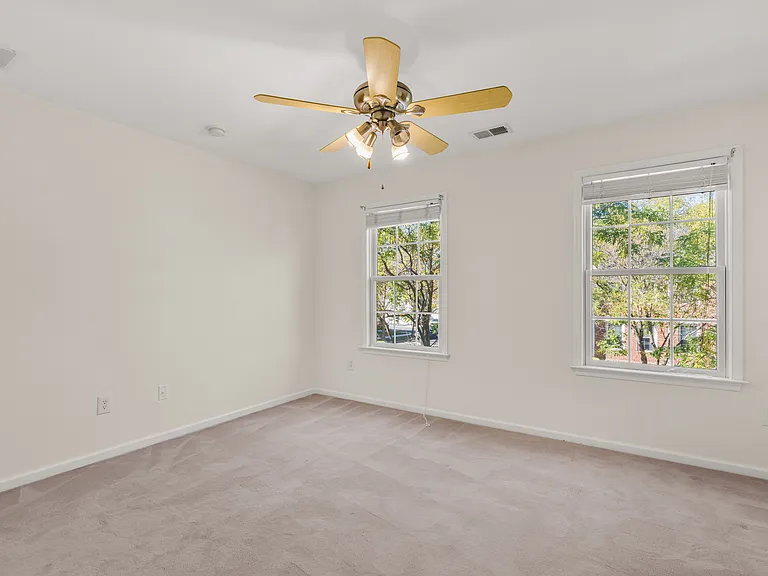 102 Burnet Cres #102 — Photo 37
