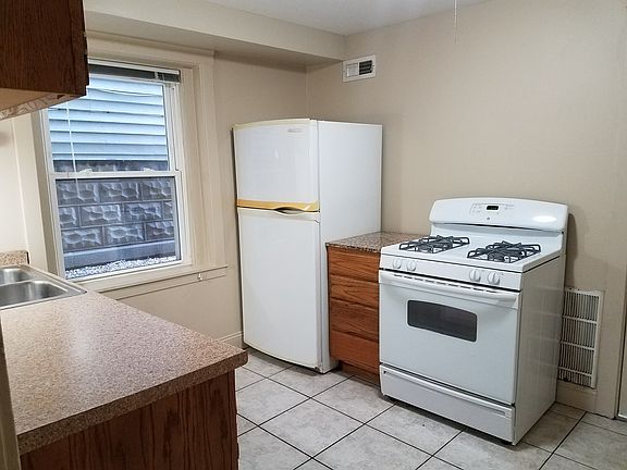 3rd image of 1531 W Nelson St Unit G
