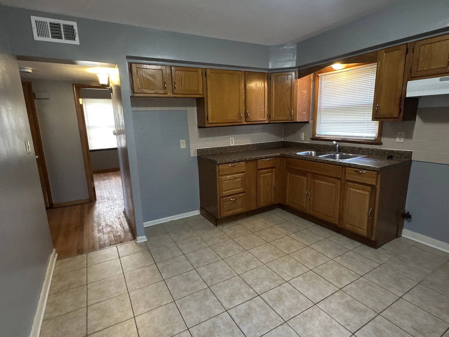 4 bed, 2.5 bath, 1197 sqft, $1,900 — Photo 4